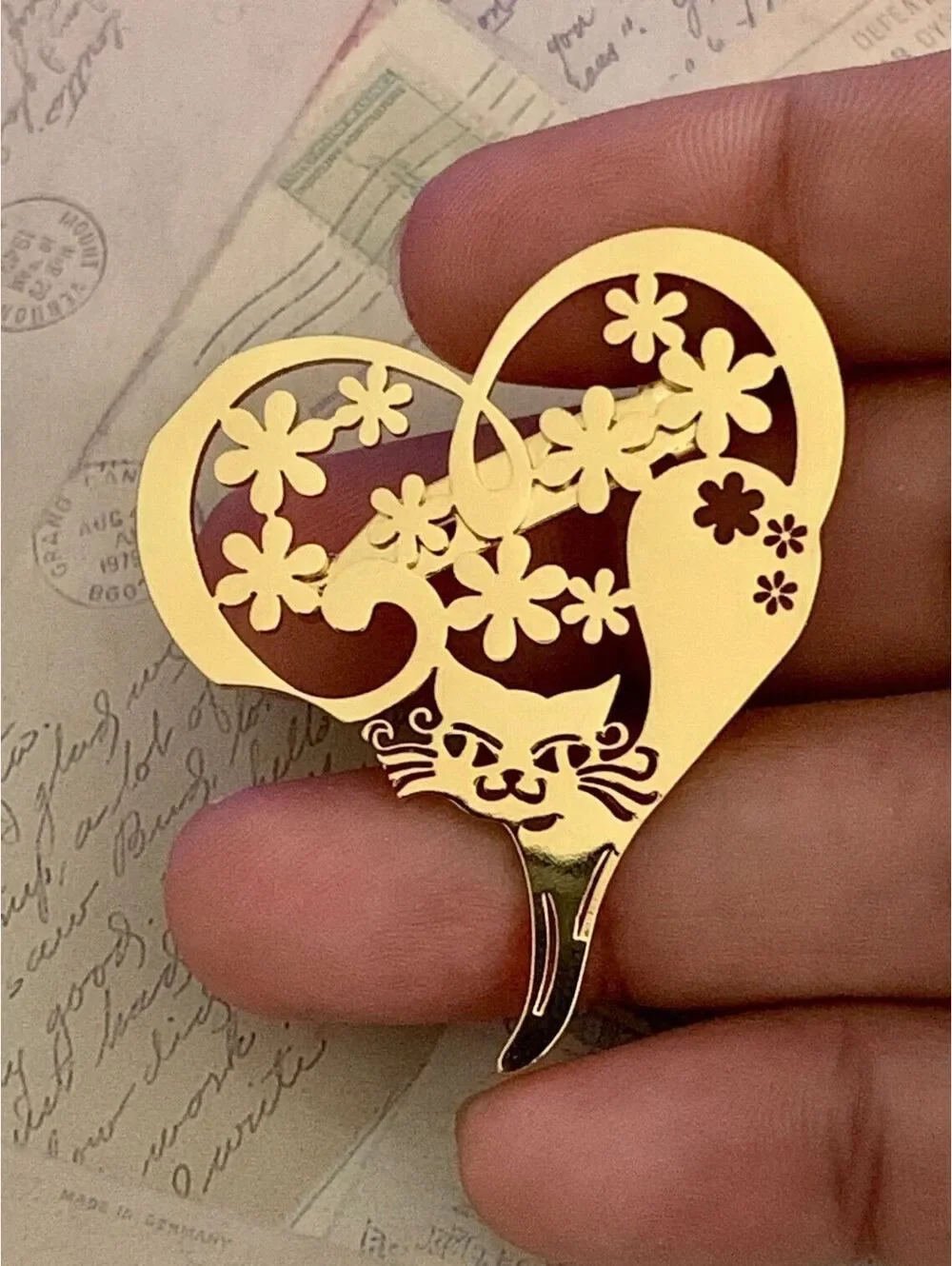 Charming Gold Tone Cat & Flower Heart Pin Brooch - Cute Floral Accessory